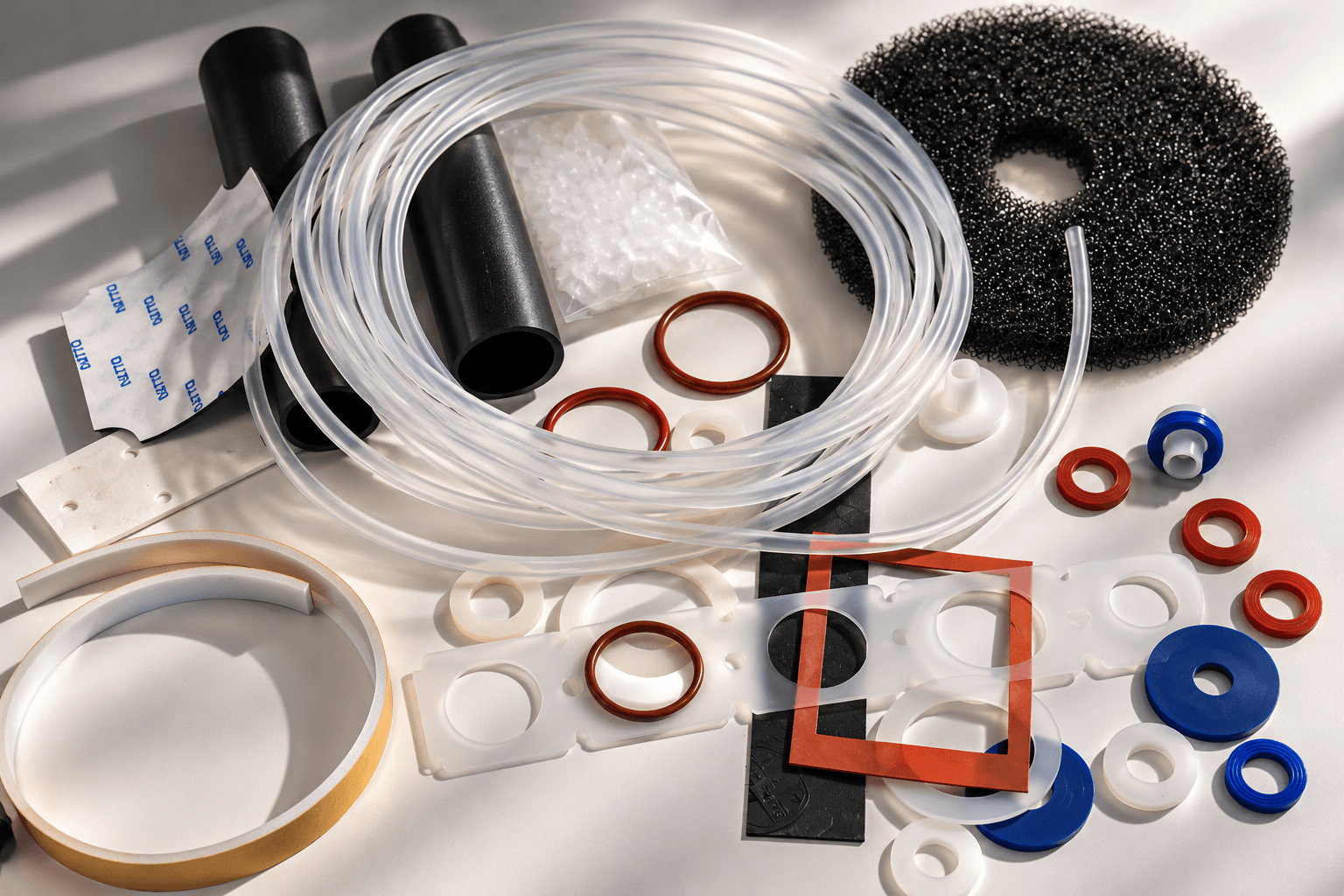 Assortimento di guarnizioni industriali, anelli, profili e tubi flessibili